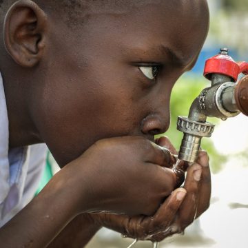 Criança bebendo agua